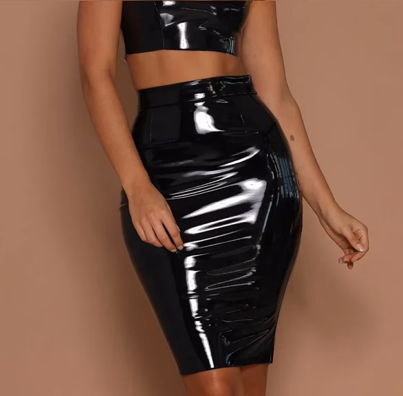 Vicky's sexy vinyl pencil skirt - figure-hugging & very seductive